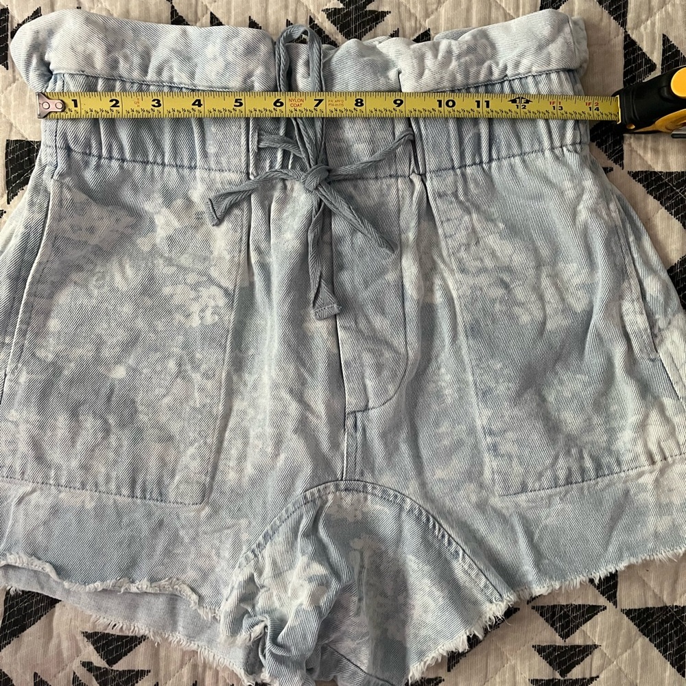 The GREAT The Midland frayed floral denim shorts - Picture 4 of 8